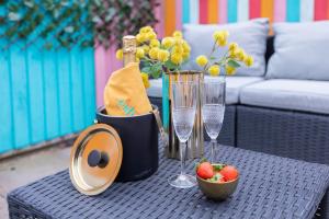 5 bed 5 bath house, free parking, patio garden - Esho Stays