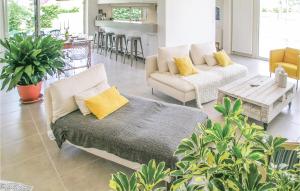 Maisons de vacances 3 Bedroom Cozy Home In St,aubin De Cadeleche : photos des chambres