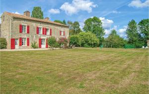 Maisons de vacances Beautiful Home In St Maixent De Beugn With Private Swimming Pool, Can Be Inside Or Outside : photos des chambres
