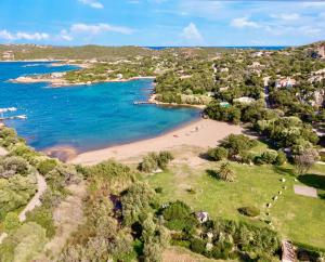 Residence con piscina a Liscia di Vacca, 350 mt dal mare, 3 km da Porto Cervo