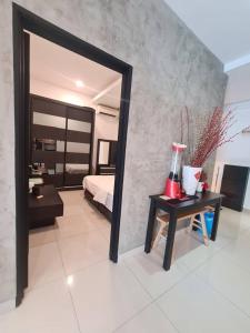 Palazio Mount Austin Modern Stylish 3 bedrooms balcony pool view high floor by GDRAGON HomeStay