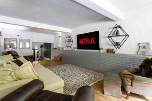 Sítio com piscina, área arborizada e lazer