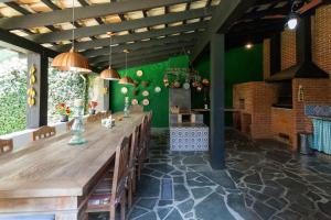 Sítio com piscina, área arborizada e lazer