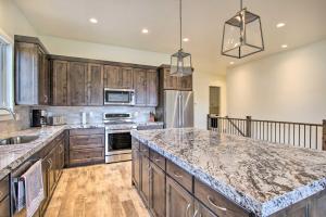 Scenic Eden Gem w Hot Tub ~ 6 Mi to Ski Area