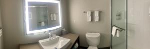 Standard King Room room in Country Inn & Suites by Radisson Marquette MI