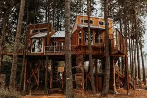 Treehouse on the Water -Eagles Nest-20 ft high - R Corner