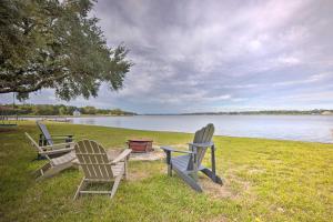 obrázek - Modern Lake Conroe House with Lakefront Park and Deck!