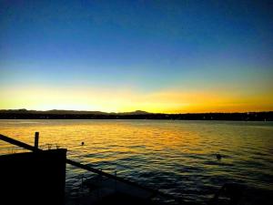 Habitación independiente a pie del lago con AC