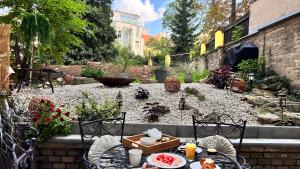 Amazing flat with garden, Vinohrady near center