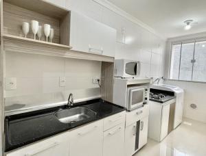 053 - Ótima Localização - Apto com 02 dormitórios em Bombas