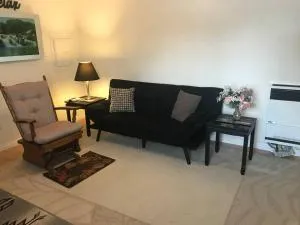 Cozy Cottage House B with Double Carport - Rogerson