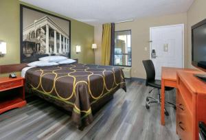 Deluxe King Room with Spa Bath- Non-Smoking room in Super 8 by Wyndham Mobile/Tillmans Corner