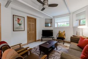 Quiet Oasis Only Minutes from Downtown - Friendly Neighborhood! apts