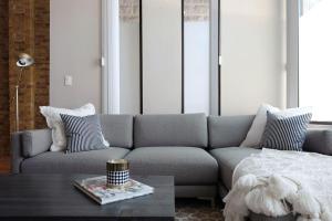 Breathtaking Getaway in Prime Lakeview Location!