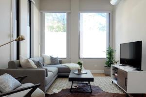 Breathtaking Getaway in Prime Lakeview Location!