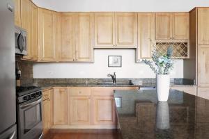 Breathtaking Getaway in Prime Lakeview Location!