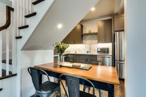 Old Town Chicago at its finest! Pet Friendly & Recently Renovated Top-Floor Condo Has Everything You Need for a Perfect Windy City Getaway condo