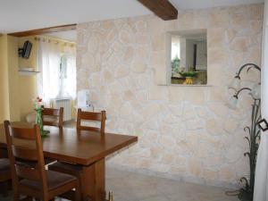 Maisons de vacances Gite Monetay-sur-Allier, 3 pieces, 4 personnes - FR-1-489-110 : photos des chambres