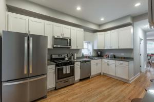 Go Grand in This Massive Old Town Mansion - Sleeps 22! apts
