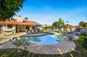 Cheerful villa with Pool, Spa, & Private Pickleball Court!