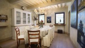 LA DAMA DEL BOSCO 8&3, Emma Villas