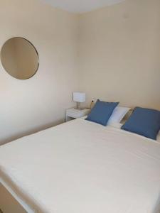 Sunny, spacious 3 bedroom apartment with seaview - L1 Red line stop PARADIS 2 min walk from rental