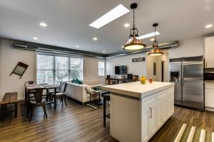 PET FRIENDLY and Room for 7! Large Common Areas to Converse and Connect apts