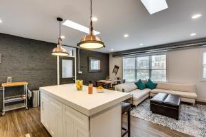 PET FRIENDLY and Room for 7! Large Common Areas to Converse and Connect apts