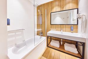 Twin Room with Extra Bed room in Barcelona Century Hotel