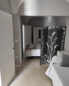 Domus Deorum- a 200 m del Teatro Romano