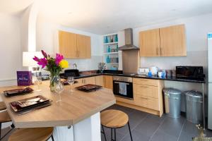 Spacious 3 to 4 Bed 3 Floor House Close to City Center Shops Restaurants and Parking Nearby