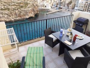 Seafront Penthouse with Terrace in Xlendi, Gozo - 4hvězdičkové hotely ve městě Xlendi