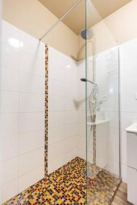 Bel appartement avec terrasse, piscine, parking privé et club de tennis, padel en sus