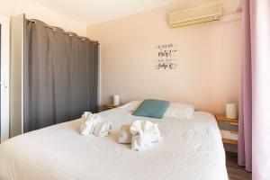 Bel appartement avec terrasse, piscine, parking privé et club de tennis, padel en sus