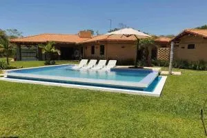 Casa con Piscina, Quincho, Cancha de Futbol/Volley - Patiño Cué