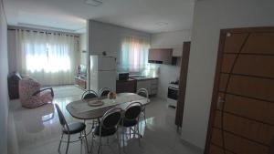 Casa aconchegante com piscina e bem localizada