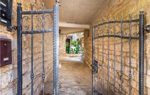 Beautiful Home In Bale With Kitchen