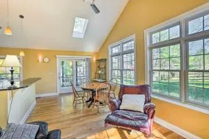 Lenox House with Screened Patio and Mountain View - Lenox