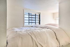 Steps to City Park and Restaurants Denver Studio