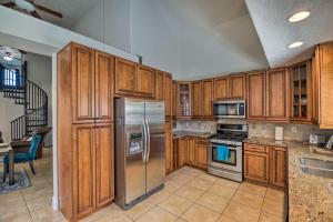 Spacious Seabrook Home with Patio 1 Mi to Beach!