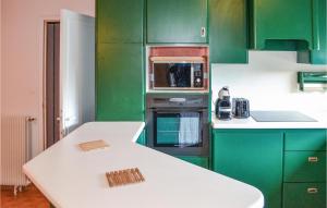 Maisons de vacances Amazing Home In Puyo With Outdoor Swimming Pool : photos des chambres