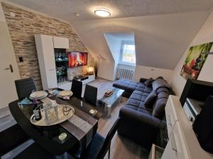 Exklusives und helles Dachgeschoss-Apartment No 1 im Zentrum von Kassel, schnelles 1Gbit Internet, Geschirrspüler, Boxspringbetten