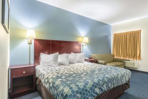 King Room - Smoking  room in Econo Lodge Inn & Suites Pritchard Road North Little Rock
