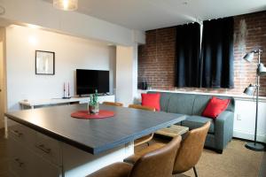 Cameo Hotel and Suites