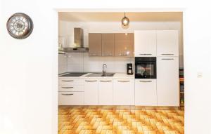 3 Bedroom Awesome Home In Poljica