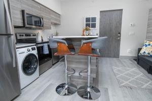 Top Floor on Okanagan Lake with AC & Heated Pool