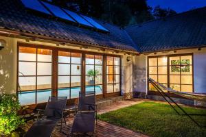 Cottage: AŽ PO UŠI („Head over heels“)