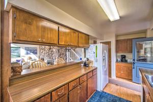 Spacious Redwood Retreat with Hidden Hot Tub