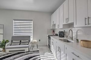 Sleek Hialeah Guest Suite on Golf Course!