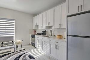 Sleek Hialeah Guest Suite on Golf Course!